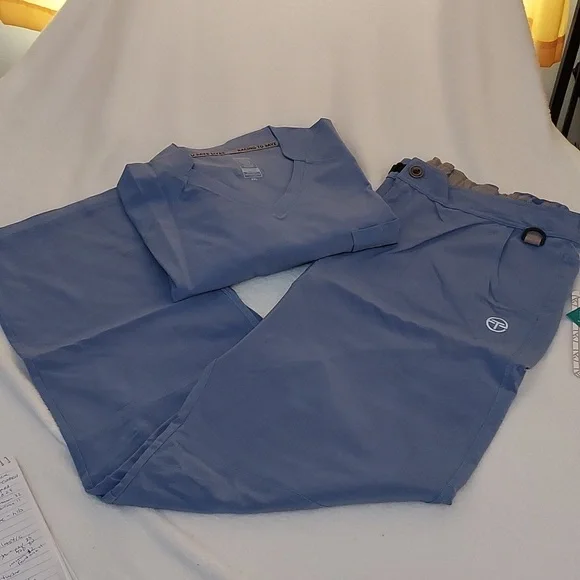 Essential Threads Welby mens Scrubs set - Picture 1 of 16